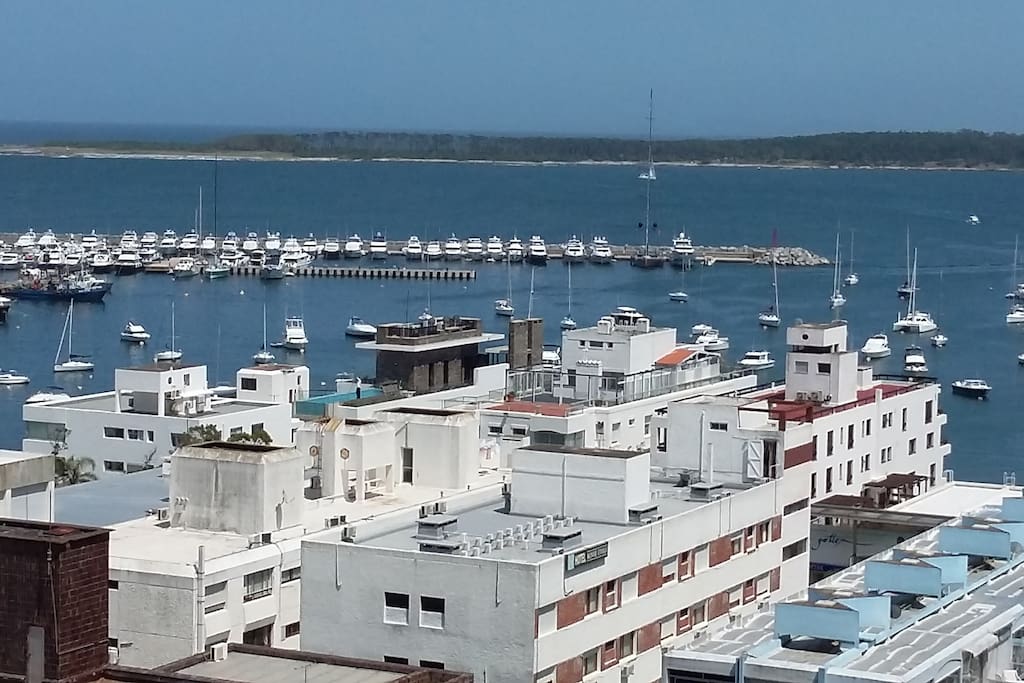 Zoom otra vista puerto e Isla Gorriti