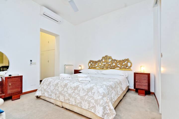 Navona Square, 3 Bedrooms 2 Bathrooms, up to 8 gallery image 3