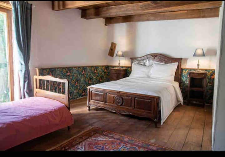 Segundo dormitorio con cama matrimonial y cama individual