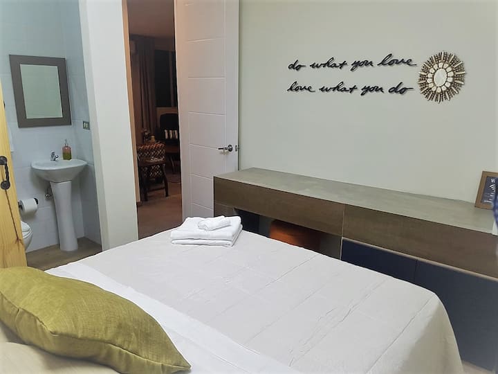 Dormitorio principal con cama queen