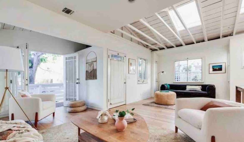 Renovated 3BR Venice Beach Home- Prime Location! gallery image 2