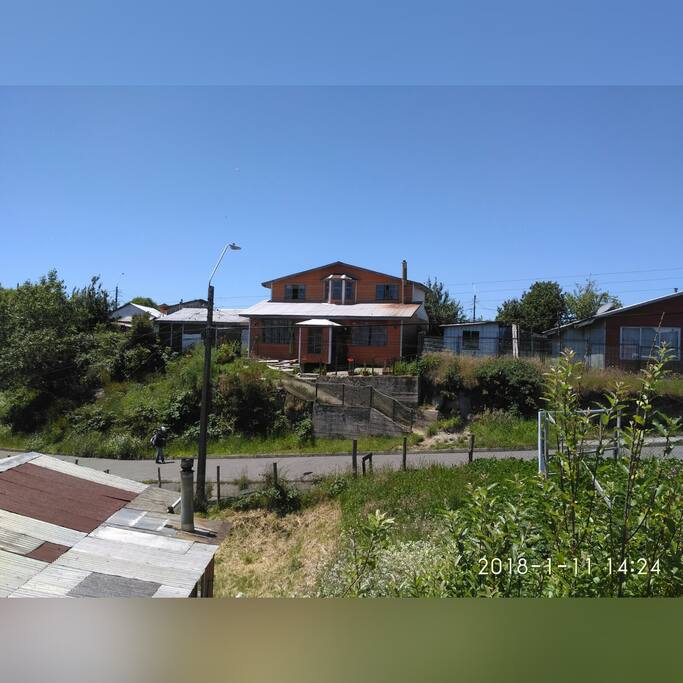 ubicada como primera casa desde la esquina de la Juan Hamilton