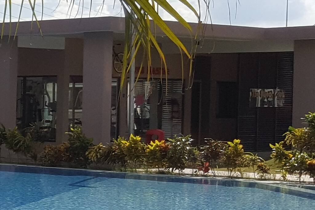 Pool side gym room. You can immersed in the pool side scenery while you are running on the treadmill, cycling or weight lifting.
