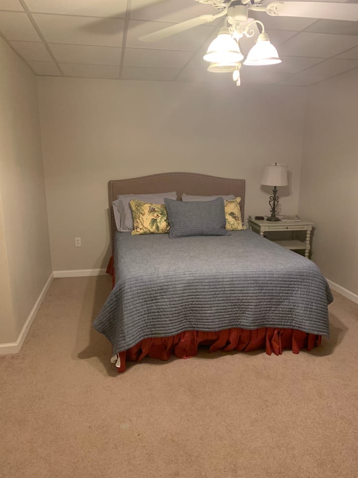 Dormitorio en el sótano con cama tamaño Queen.