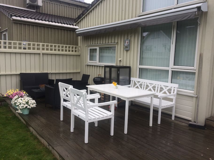 Spisemøbler på terrasse