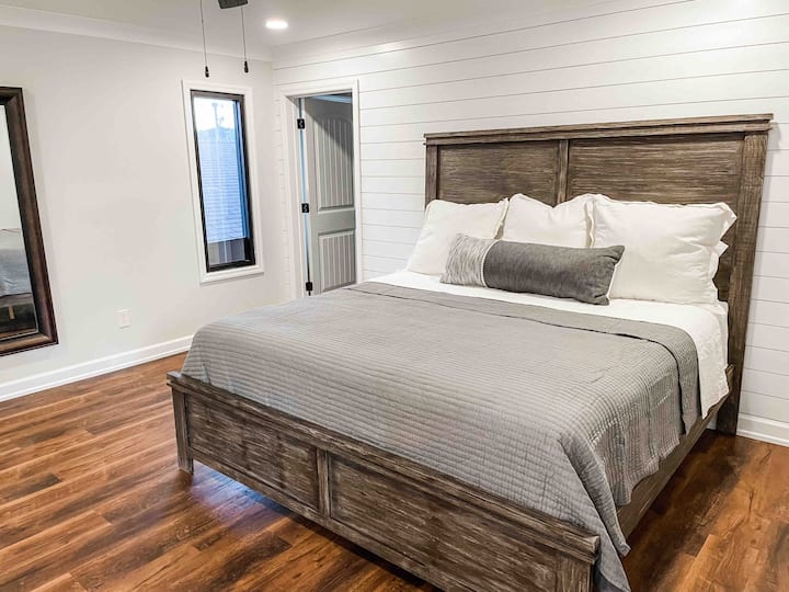 Dormitorio principal con cama king size. La puerta conduce al baño privado.