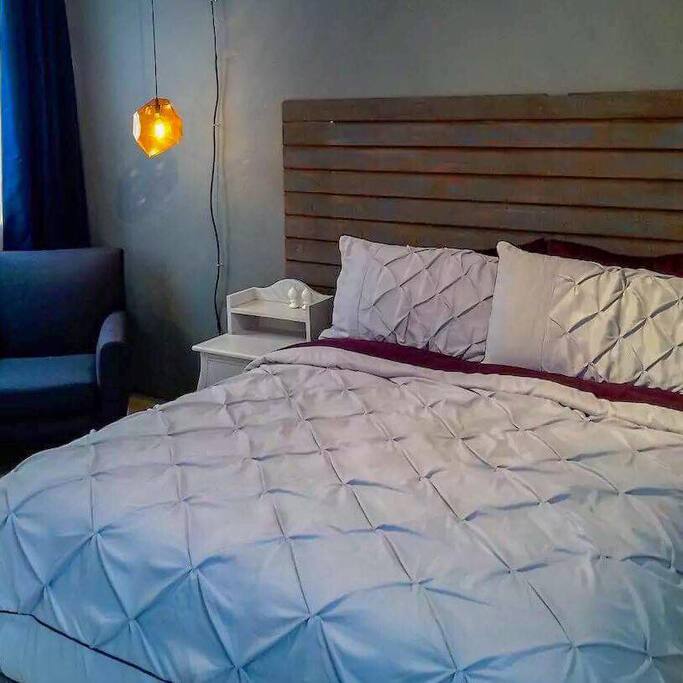 Habitación. Cama matrimonial.
