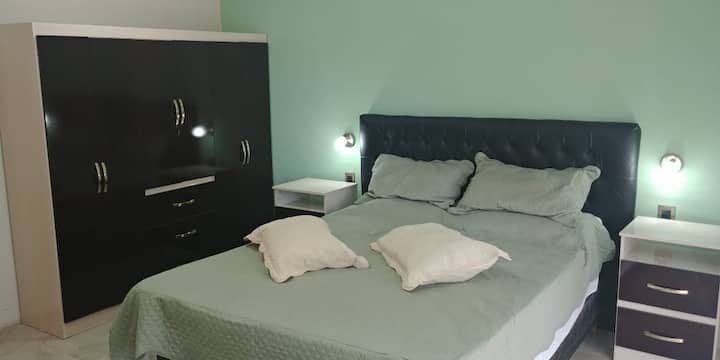 Habitación matrimonial con TV LED, y balcón al jardín. Sommier a estrenar.