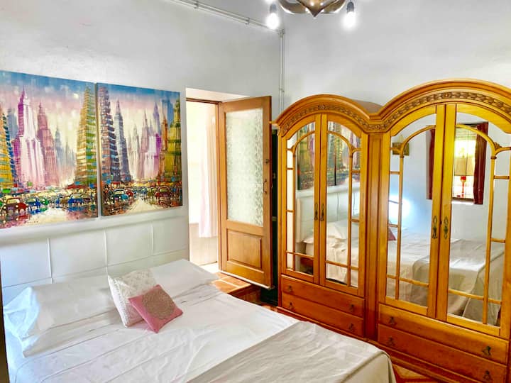 Dormitorio principal con baño privado.  