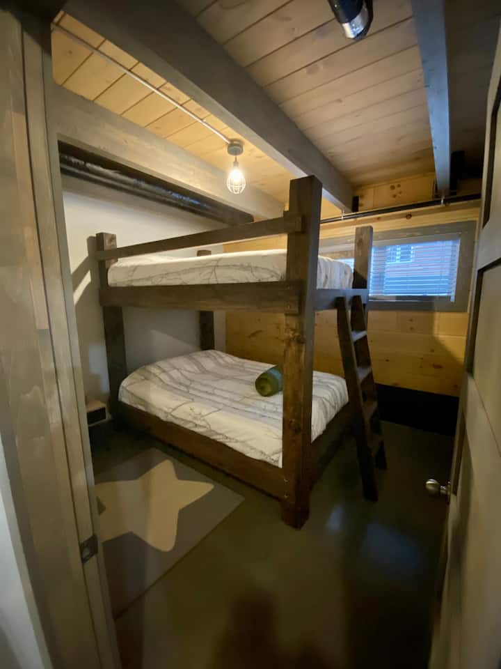 Habitación no.1 con litera con 60 pulgadas.