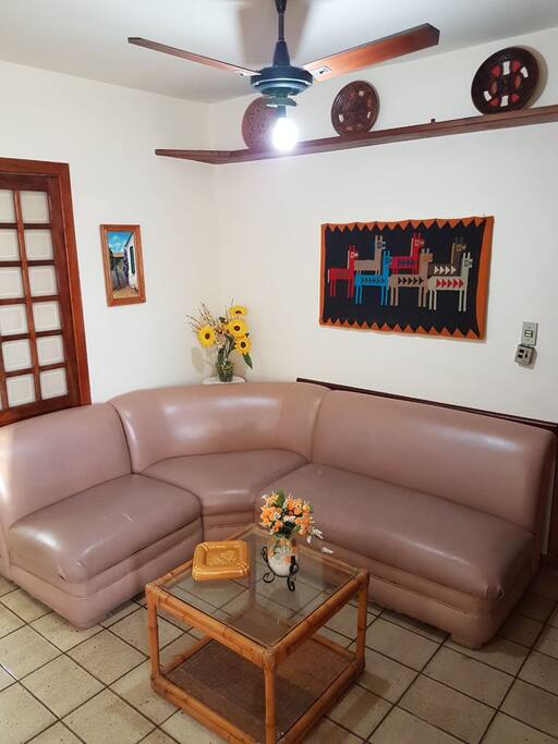Sala com televisão, ventilador, armário conjugada com a Copa e um mini Scoth Bar