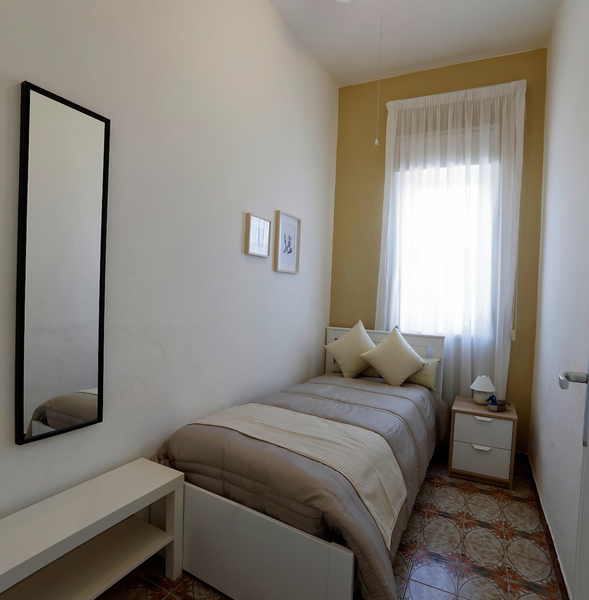 בית ראשי עם חדר יחיד