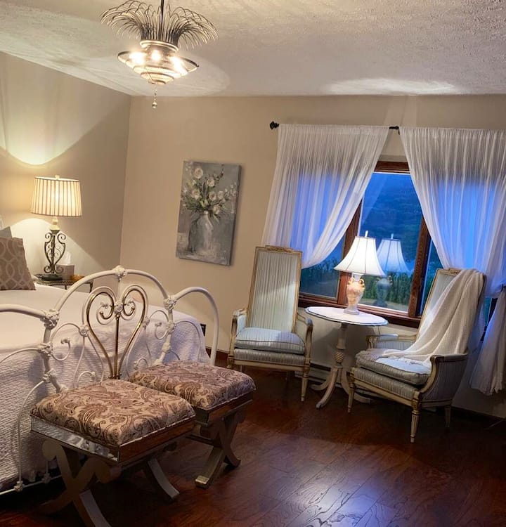 Главна брачна спална соба со сопствена бања. Маса и столови за утринско кафе.