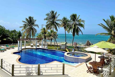 Spacious beachfront Cabin in Tolú with a pool