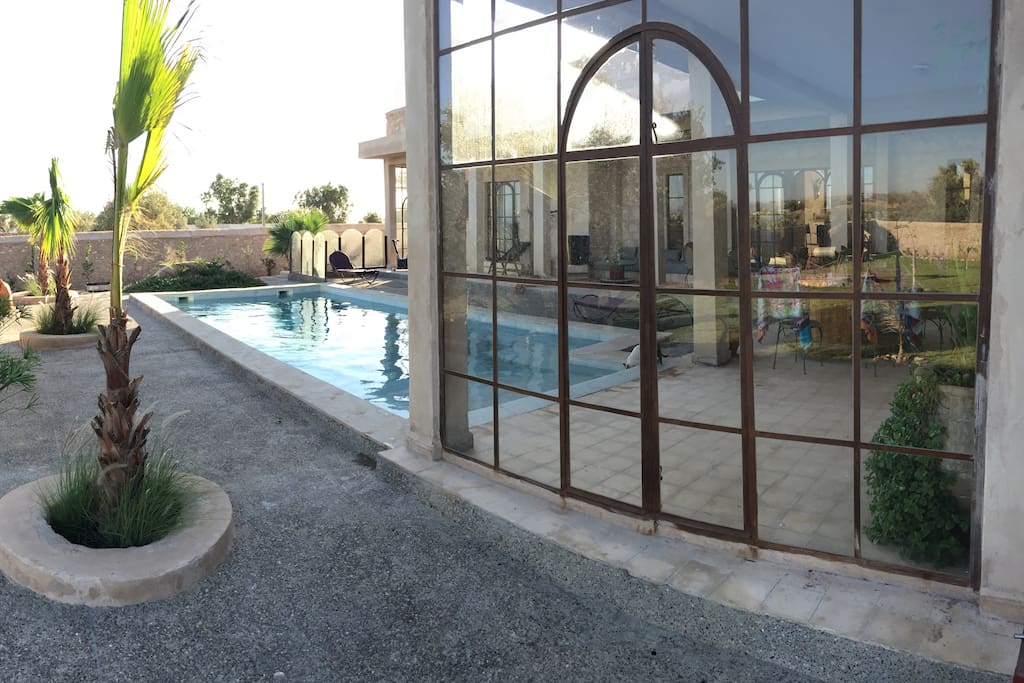 Autre vue sur piscine et terrasse