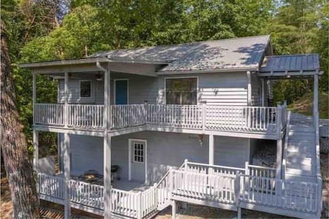 The Galaxy Getaway - Talking Rock Creek Resort