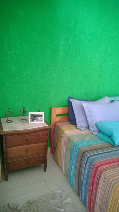 cama do quarto simples mas aconchegante