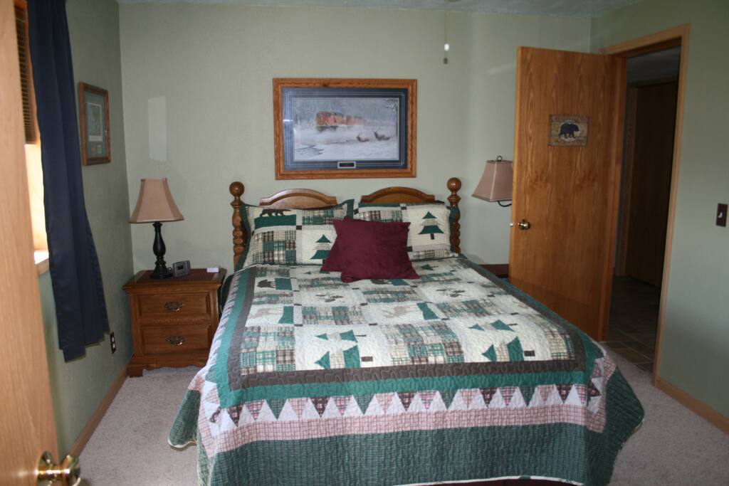 You'll sleep so soundly that you'll think about setting the alarm in this Queen sized bedroom. But you won't cuz, you'er on VACATION!