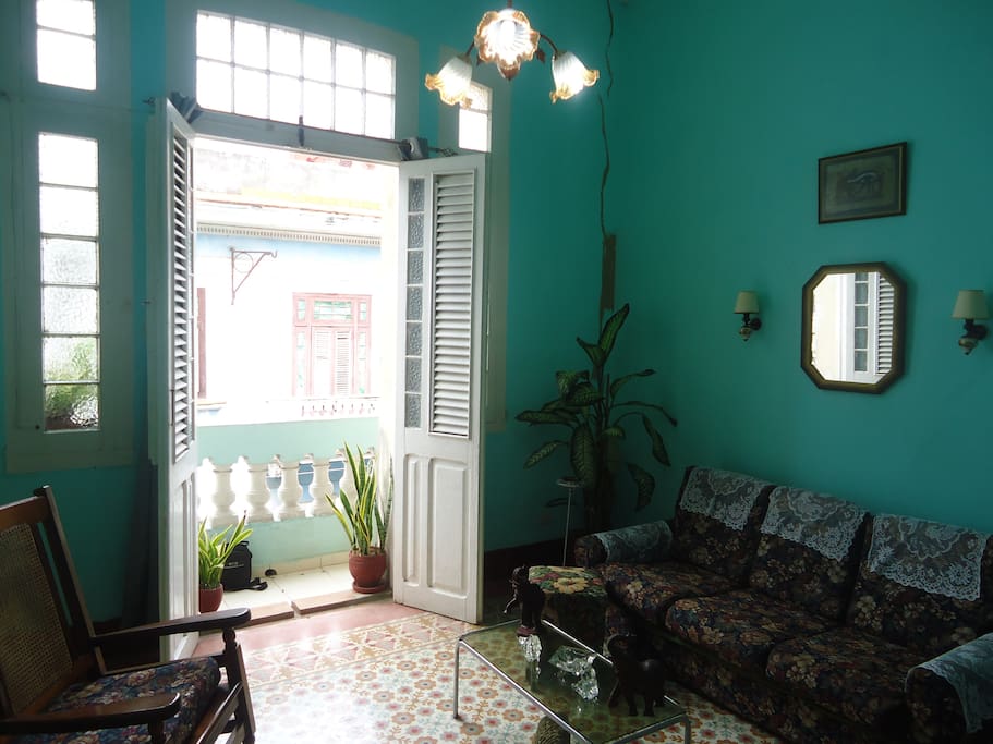 Otra vista de la sala con el balcon a la calle