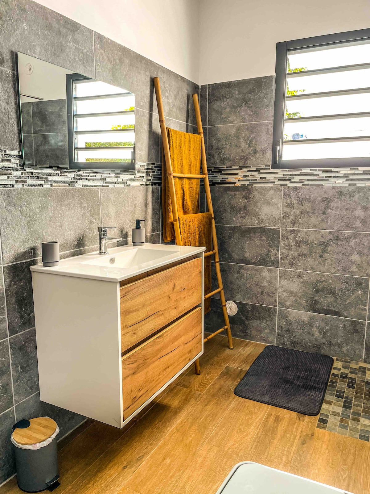 Salle de bain moderne de la Villa Cap Zen