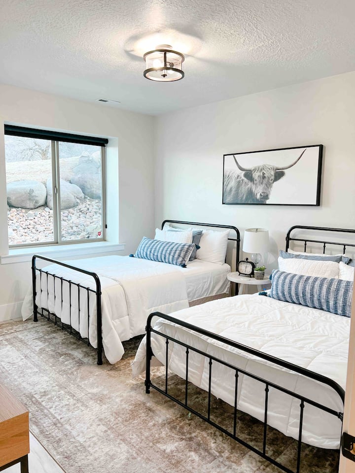 Cada habitación tiene un televisor inteligente y un montón de almohadas adicionales con colchón y protectores de almohadas. 