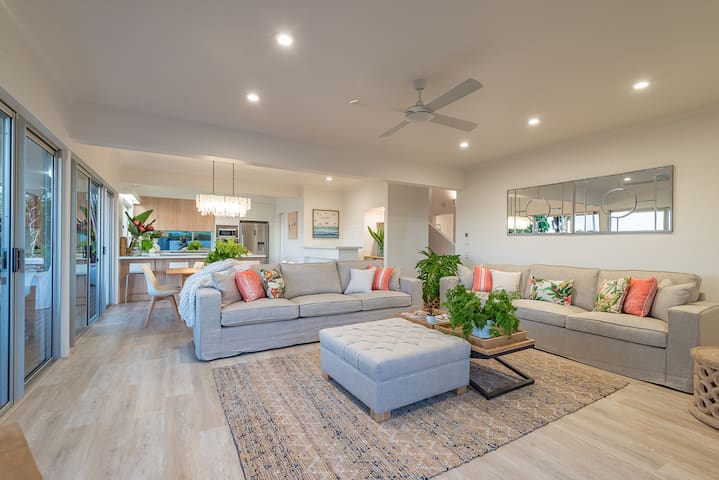 NOOSA HILL HOLIDAY HOUSE – JUST BREATHTAKING gallery image 2