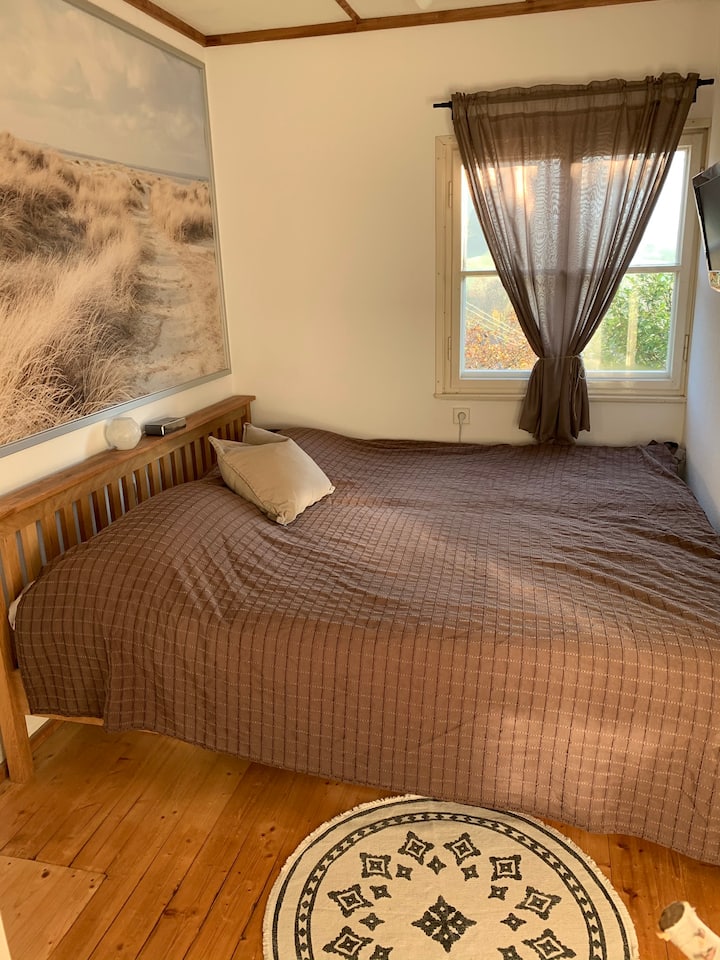 在舒适的2 * 2米大双人床上放松身心。可提供2 * 2.20米双人羽绒被和2个枕头