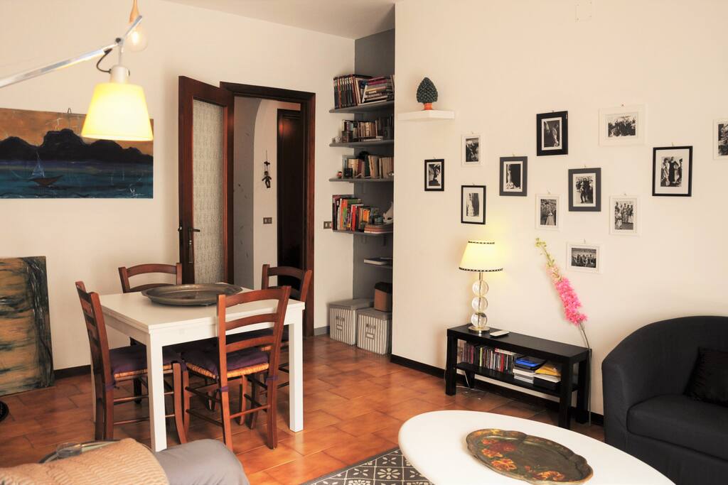 il tavolo da pranzo e la libreria in salotto