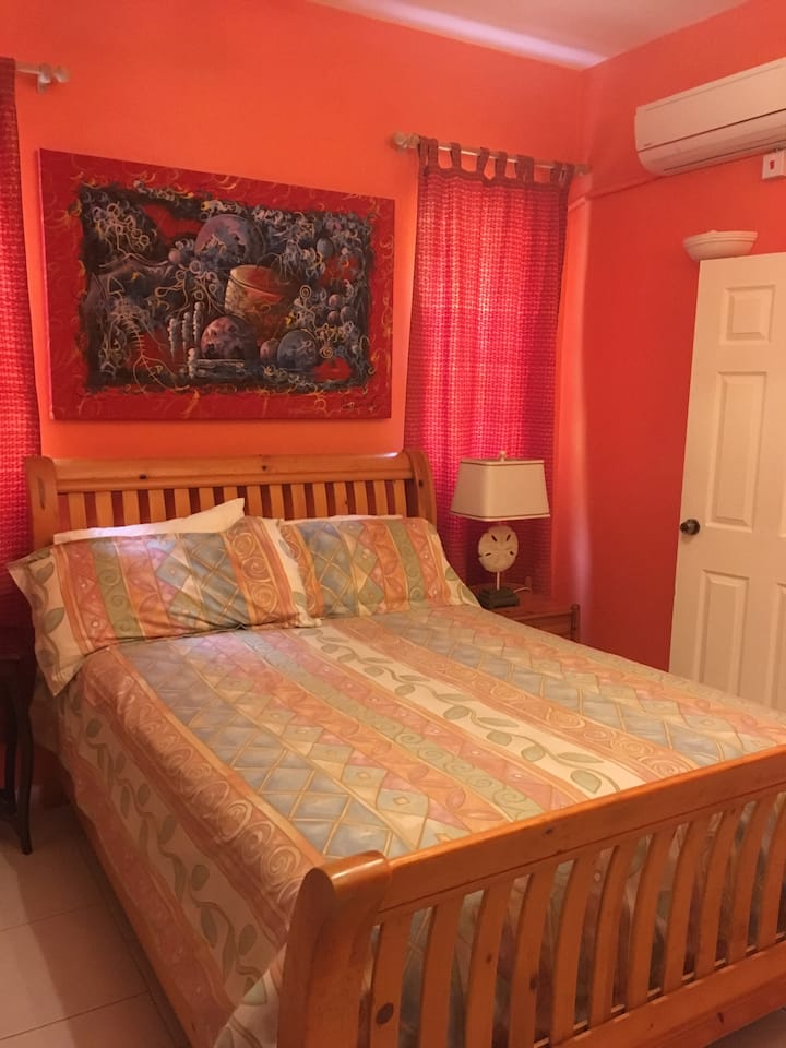 ห้องนอนใหญ่พร้อมเตียงควีนไซส์