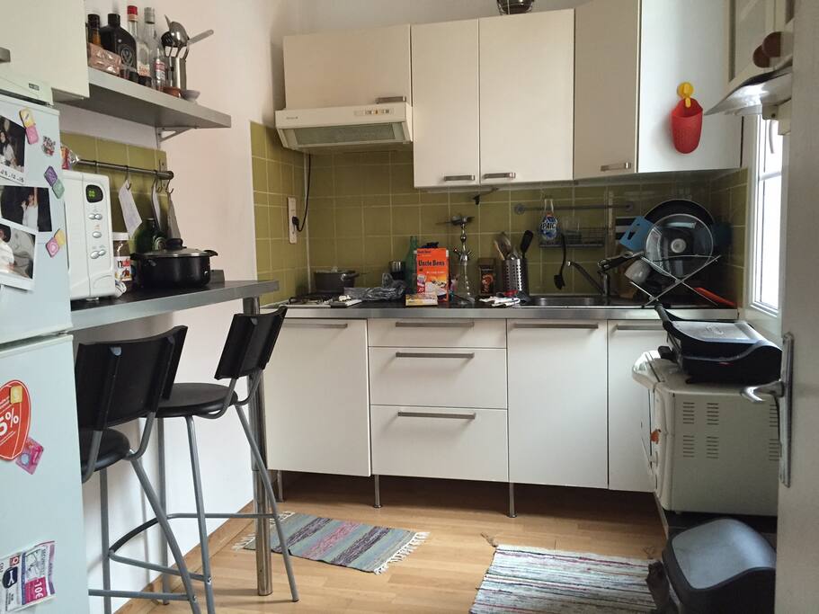 Cuisine, equipee d'une gaziniere, d'un four, et d'un grille a panini.
Frigidere + refrigerateur.