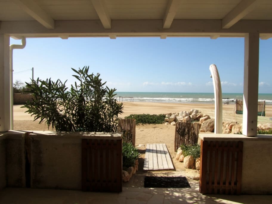 Accesso diretto sulla spiaggia dalla veranda.