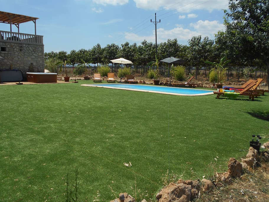 Vista de la piscina, el jaccuzzi y la terraza superior junto a la zona de juegos.