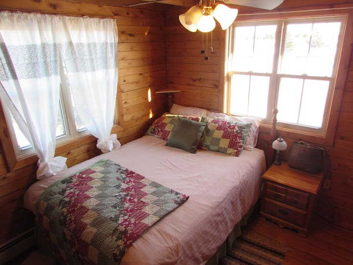 غرفة نوم تضم سرير كوين 