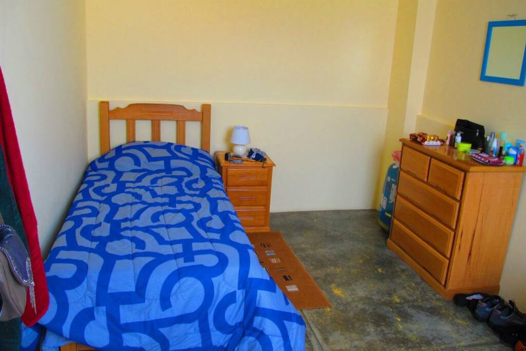 Habitación, totalmente amoblada, donde puede caber una cama doble, dependiendo de vuestros requerimientos