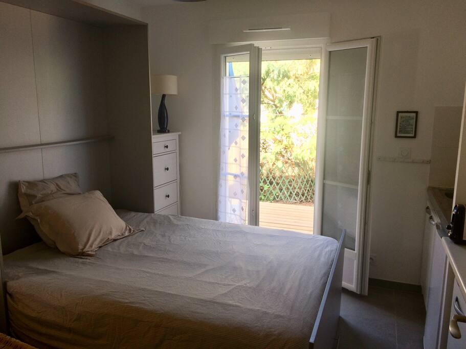 Chambre 1 où se trouve la kitchenette le lit rabattable très facile de le remonter dans La journée.