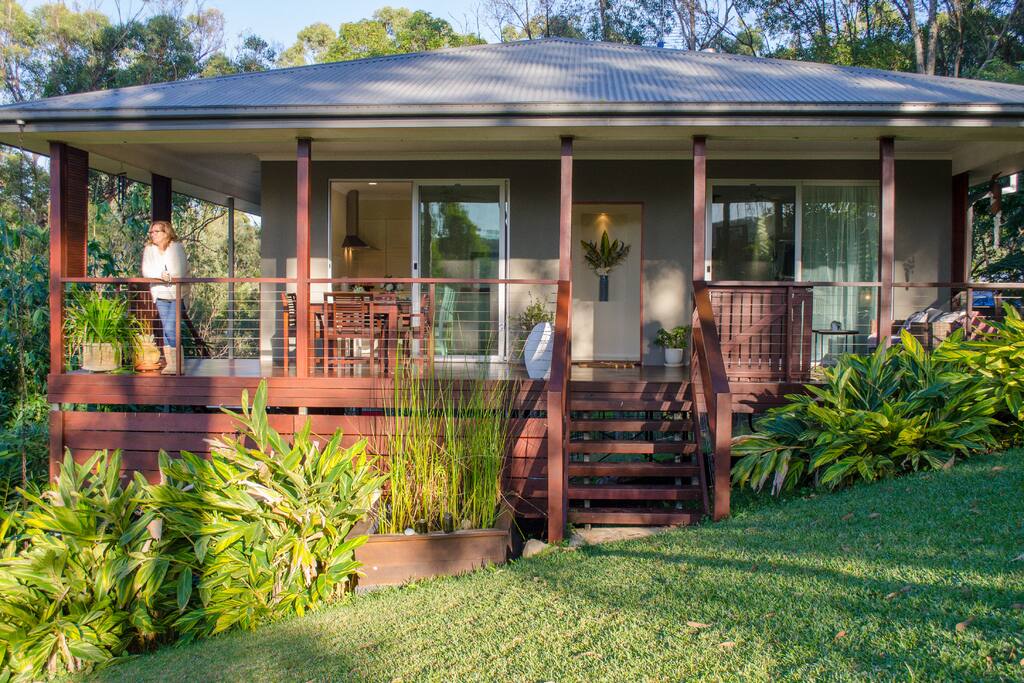Full view of guest house.