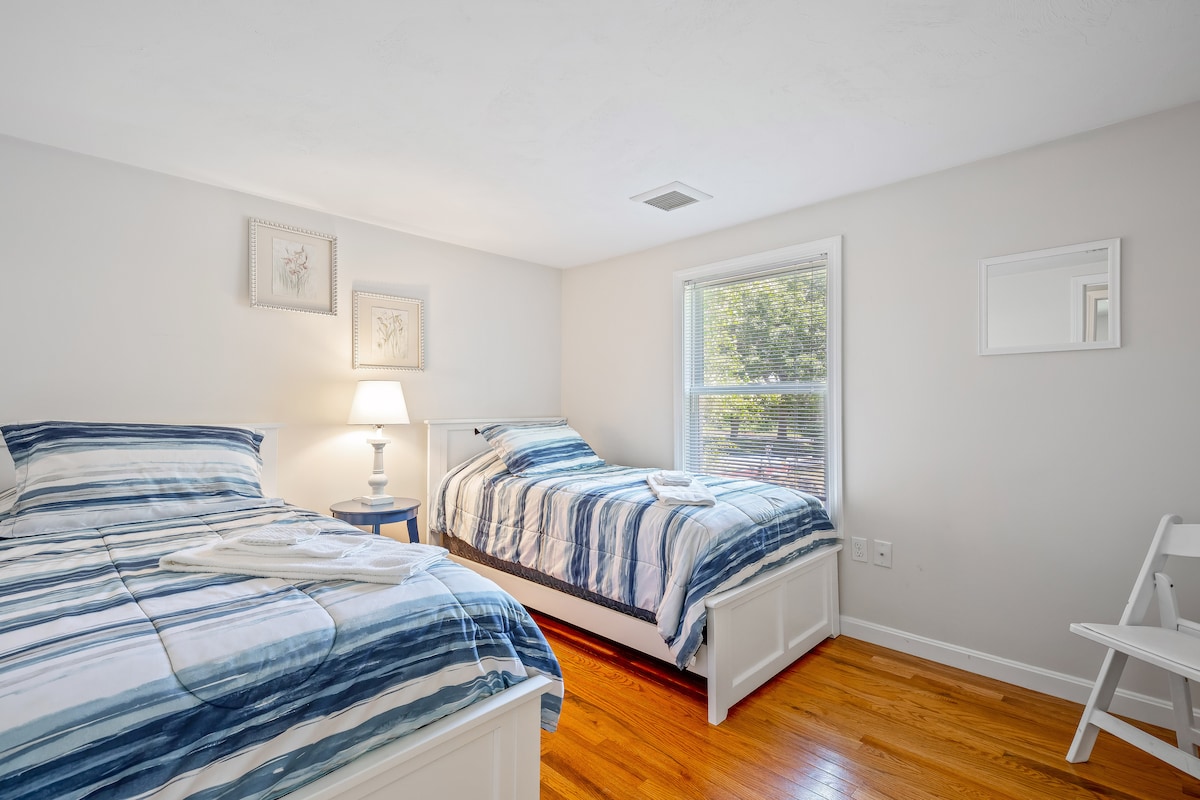 בחדר השינה השלישי יש שתי מיטות נפרדות וארון גדול.