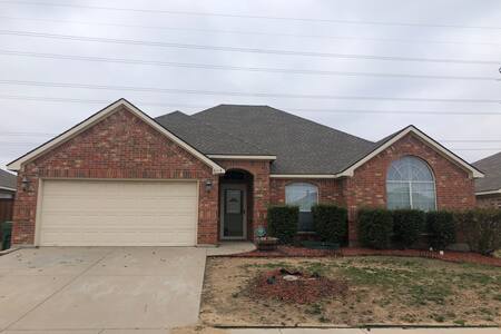 Spacious Cozy Modern 3 Bedroom 2 Bathroom Home