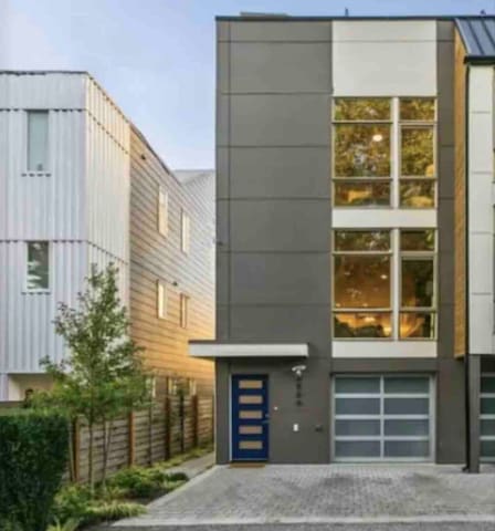 LUXURY ALKI BEACH TOWNHOME w/ ROOFTOP & GREAT VIEW