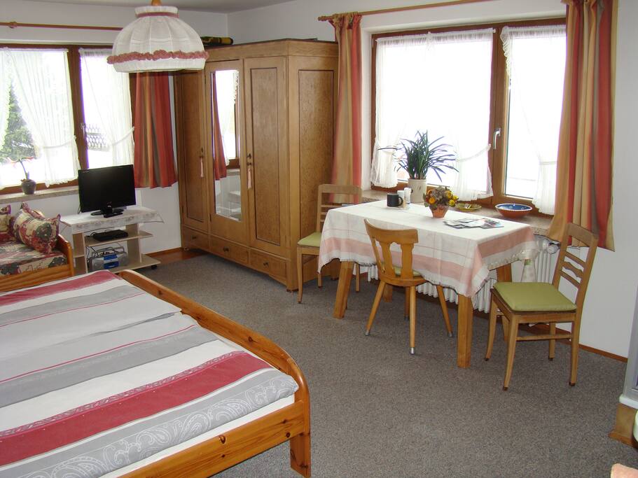 Gästezimmer mit Dusche/WC im Erdgeschoss