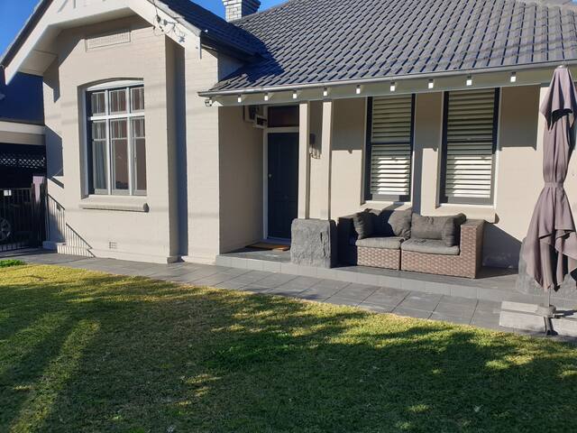 Large resort style living, mins to CBD & beach gallery image 5