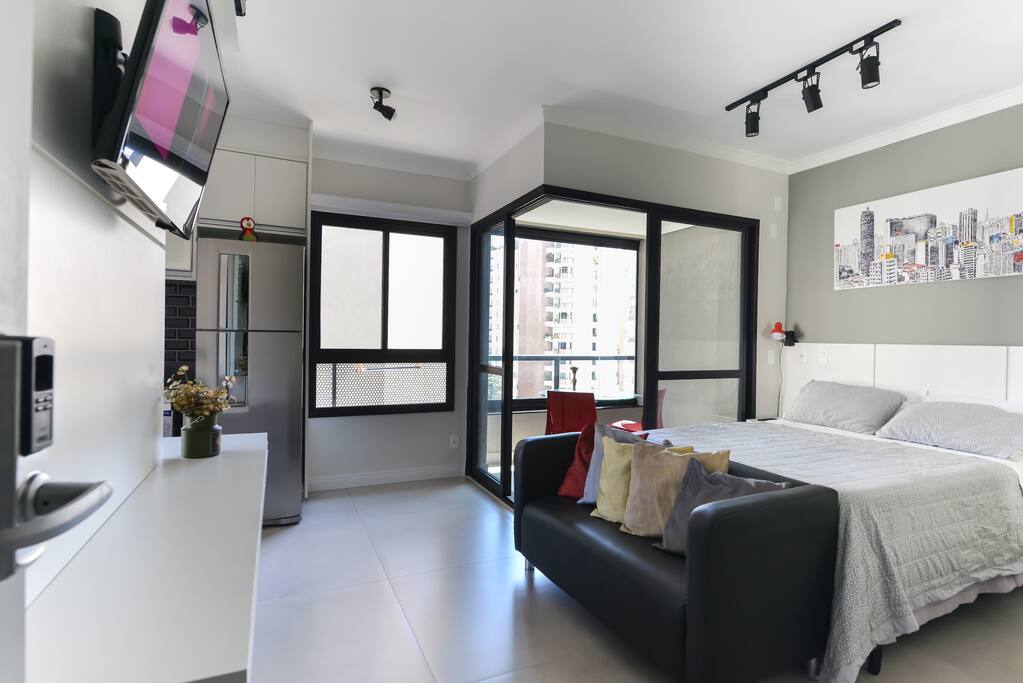 "O Studio é muito tranquilo e sofisticado. Bem equipado e com espaço bem distribuído, iluminado e arejado. A tv, internet e ar condicionado funcionaram perfeitamente. A cama é confortável e o banho agradável. A limpeza estava perfeita perfeita. O prédio tbém tem uma ótima academia e piscina, embora não tenha usado. A garagem é tranquila de usar o pessoal da portaria é amigável e eficiente. Checkin bem detalhado e checkout ágil (apenas deixei o cartão na portaria). O Erik me recebeu muito bem e foi solícito desde antes da minha chegada. Recomendo sem restrições e retornarei se tiver oportunidade" - Alexandre