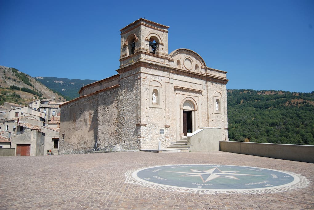 La chiesa a 50m dalla casa
The church 50 m far from the house