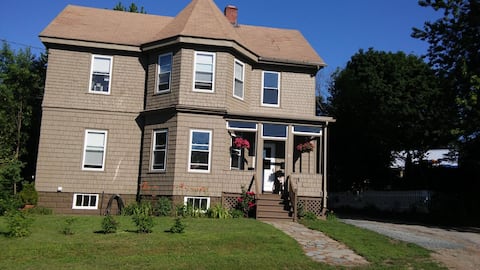 Top performing Airbnb: Spacious 1st floor New England charm. in South Portland