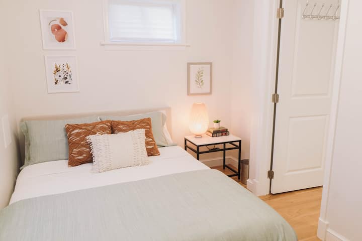 Chumba cha kulala kilicho na kitanda cha malkia (godoro la povu la kumbukumbu) na kabati lililo na shuka za ziada, taulo, ubao wa kupiga pasi, viango vya koti, mashine za kufulia, na rafu ya mizigo. Katika chumba cha AC/kitengo cha joto.