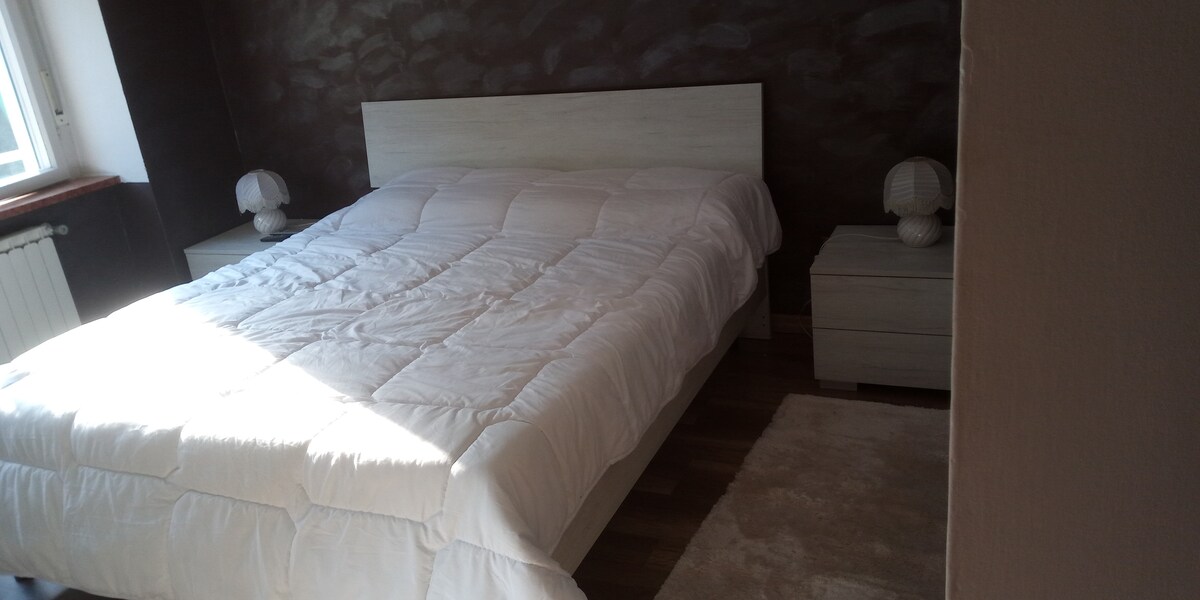 חדר עם מיטה זוגית