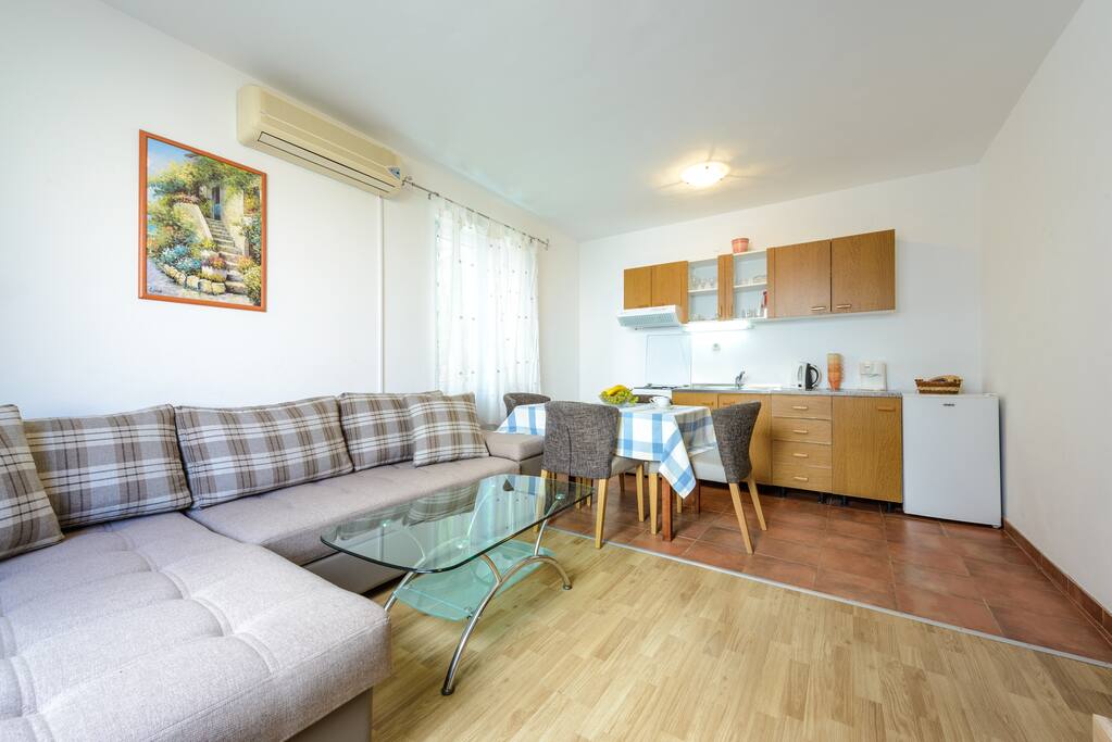 Lounge/dining/kitchen area