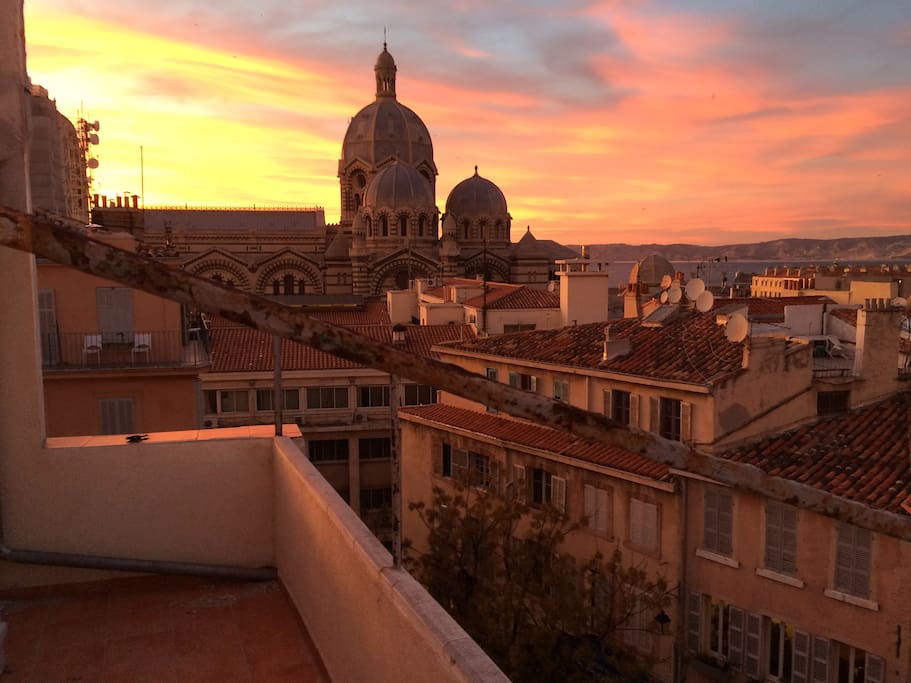 Une vue imprenable qui vous appartient. Terrasse tout équipé de 10m2. Stunning views that you own. fully equipped terrace of 10m2
