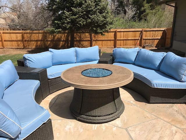 Backyard oasis with pool, hot tub, and much more! gallery image 3