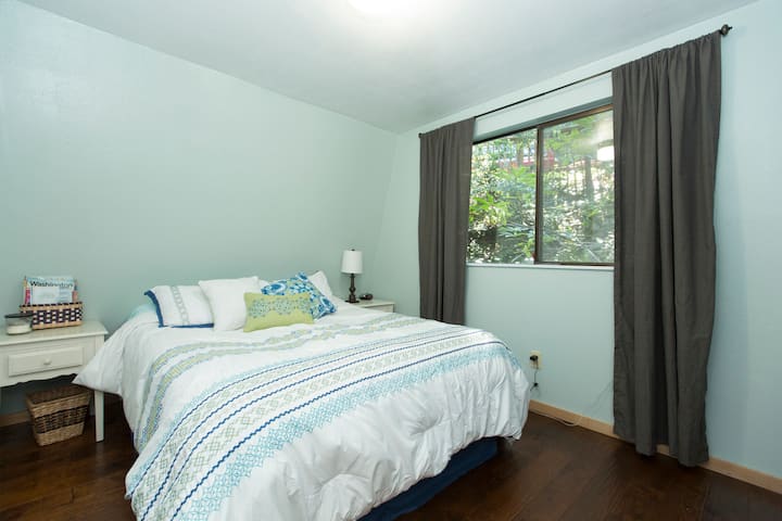 Основна спалня на долния етаж с двойно легло до банята.